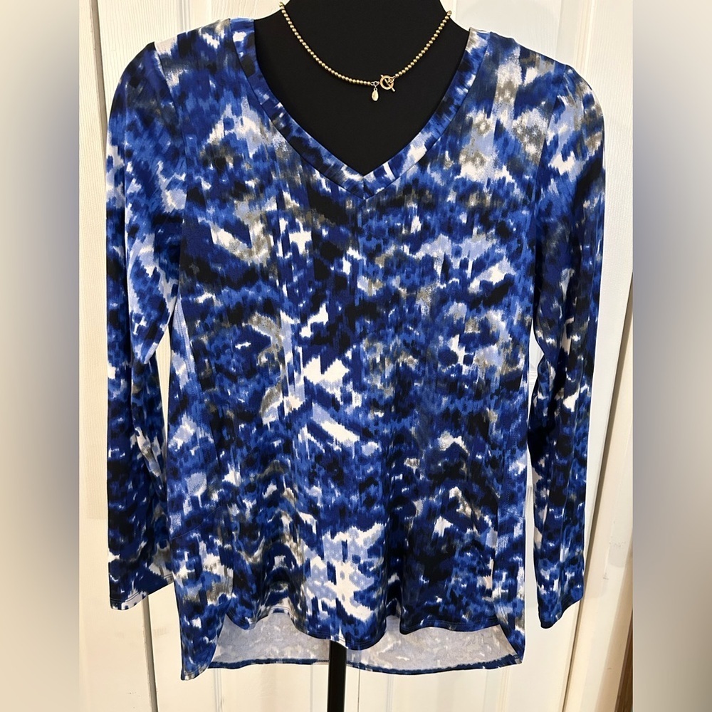 AB Studio Gorgeous soft long sleeve top with side slit bottom